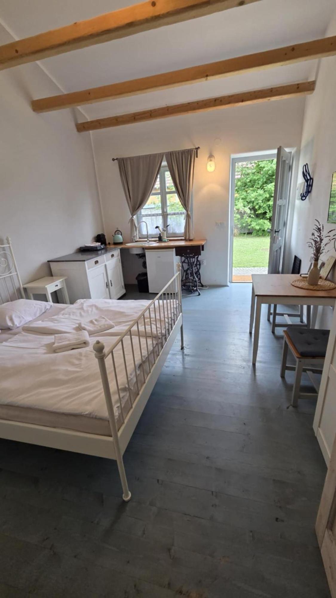 La Bobul Apartments Drnholec Ngoại thất bức ảnh