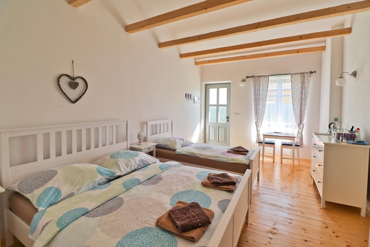 La Bobul Apartments Drnholec Ngoại thất bức ảnh